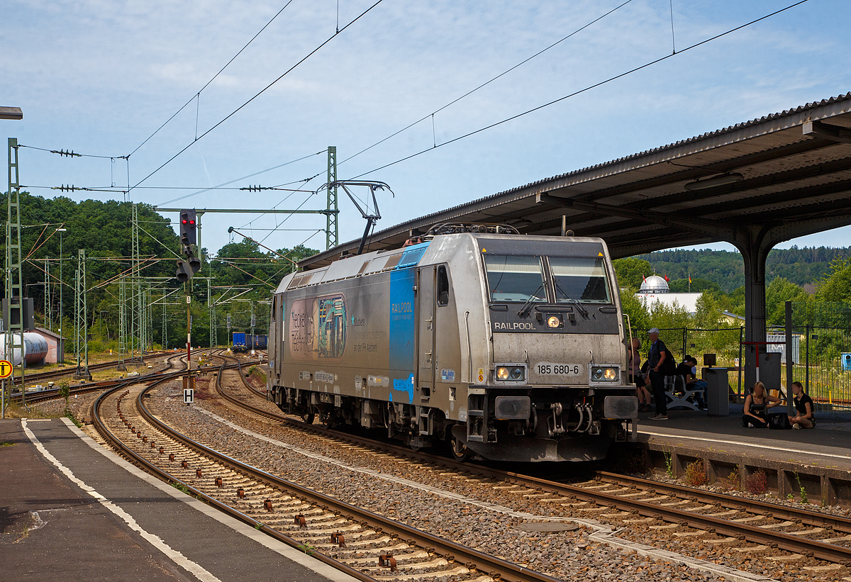 Bahnchaos in Betzdorf (Sieg)....
Die an die RTB CARGO GmbH vermietete 185 680-6 (91 80 6185 680-6 D-Rpool) der Railpool GmbH fährt am 17.06.2022 als Lz auf dem Gegengleis (Gleis 106) durch den Bahnhof Betzdorf (Sieg) nach Kirchen (Sieg), um einen liegengeblieben Güterzug abzuschleppen. Dies geschah in Richtung Siegen, da ich beide nach 2 Stunden noch nicht zu sehen bekam.  

Die TRAXX F140 AC2 wurde 2009 von Bombardier Transportation GmbH in Kassel unter der Fabriknummer 3469 gebaut. Mit Werbung „-lecker Technik - Studiere Schienenfahrzeugtechnik an der FH Aachen!“. Sie hat die Zulassung für D/ A/ H.