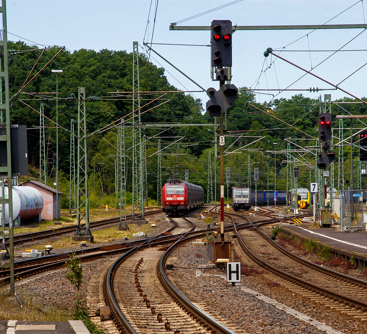 Bahnchaos in Betzdorf (Sieg)....
Noch pünktlich erreicht die 146 005-4 (91 80 6146 005-4 D-DB) der DB Regio NRW erreicht am 17.06.2022, mit dem RE 9 (rsx - Rhein-Sieg-Express) Aachen - Köln – Siegen, den Bahnhof Betzdorf (Sieg), aber ab hier ist es mit der Pünktlichkeit vorbei, denn in Kirchen (Sieg) ist ein Güterzug liegengeblieben. 

Rechts im Rbf steht die an die RTB CARGO GmbH vermietete 185 680-6 (91 80 6185 680-6 D-Rpool) der Railpool GmbH mit einem KLV-Zug, auch die wird nicht so bleiben, denn die TRAXX F140 AC2 bekommt die Aufgabe zugewiesen den liegengeblieben Güterzug abzuschleppen. Aber dies geschah in Richtung Siegen, da ich beide nach 2 Stunden noch nicht zu sehen bekam.  