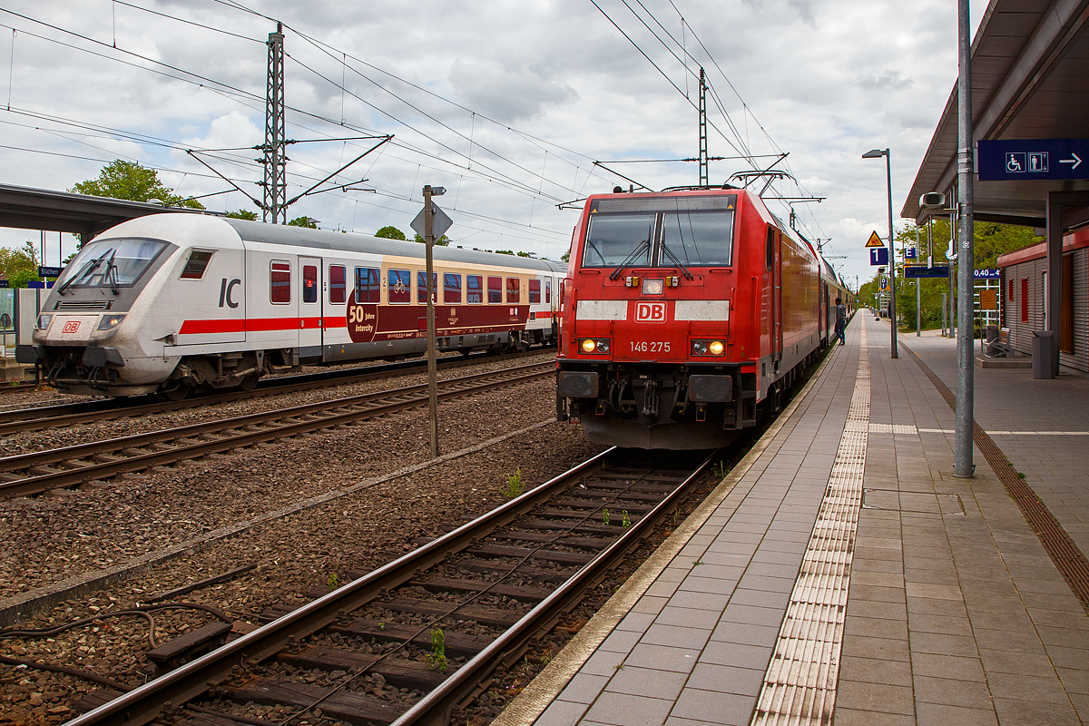 Bahnhof B�chen (Schleswig-Holstein) am 14.05.2022:
W�hrend recht die DB 146 275 mit dem RE 1  Hanse-Express  nach Hamburg (Rostock - Schwerin - Hamburg) steht, rauscht Steuerwagen voraus der IC 2213 (Ostseebad Binz - Hamburg – Stuttgart) in Richtung Hamburg durch den Bahnhof. Der IC mit Werbung „50 Jahre Intercity“, Schublok war die 101 110-5 und hier vorne der modernisierte klimatisierte 2. Klasse InterCity-Steuerwagen D-DB 61 80 80-91 101-8 der Bauart Bpmmbdzf 286.1 (ex Bpmbdzf 296.1).