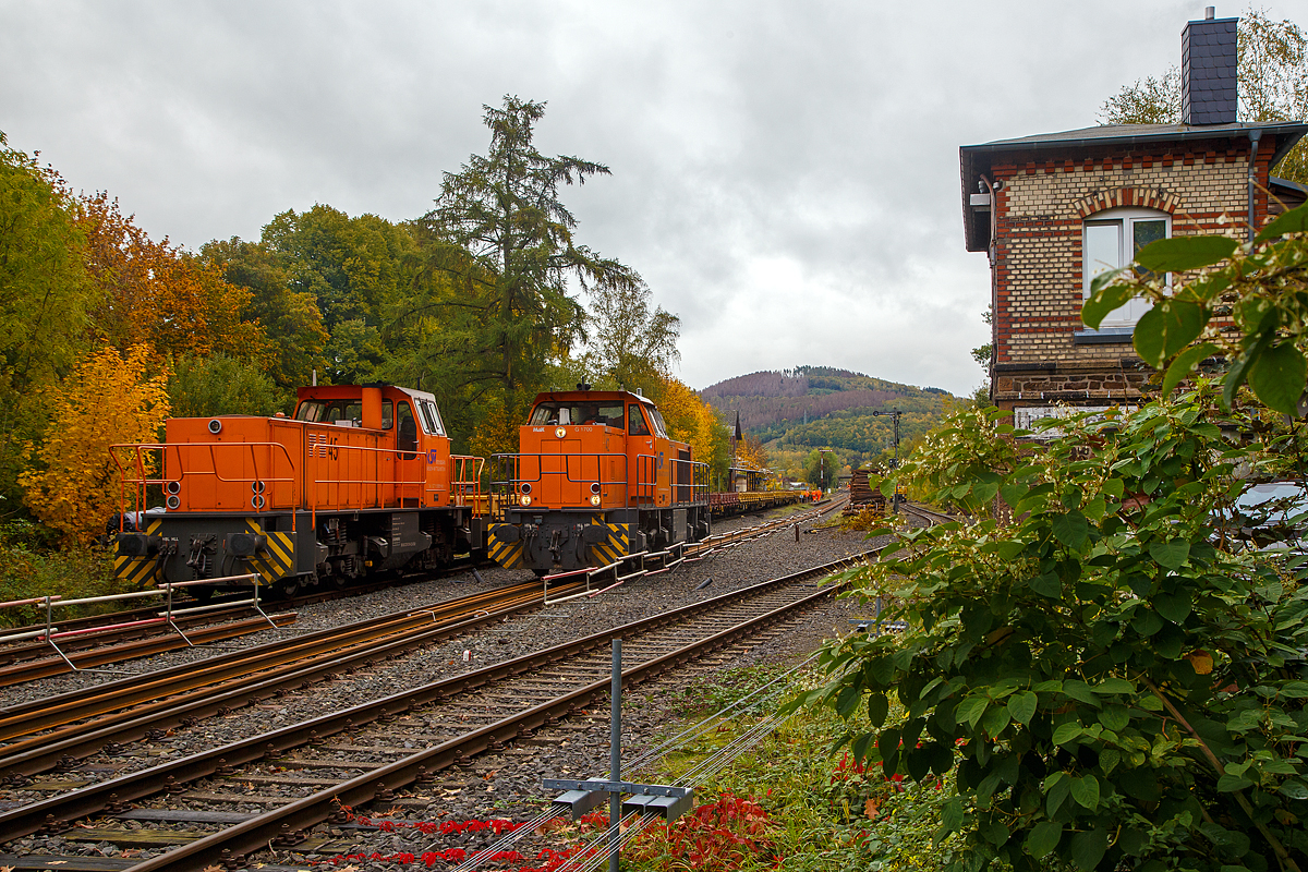 
Bahnhof Herdorf den 15.10.2020:
Während links auf Gleis 1 die KSW 45 (98 80 0276 016-9 D-KSW), eine MaK G 1204 BB der Kreisbahn Siegen-Wittgenstein, mit einem mit alten Stahlschwellen beladenen Drehgestell-Flachwagen-Zug der Gattung Res steht, fährt rechts auf Gleis 2 in Rangiergeschwindigkeit die KSW 42 (92 80 1277 902-3 D-KSW), eine Vossloh MaK G 1700 BB, als Lz in Richtung Betzdorf vorbei.

Rechts das Stellwerk Herdorf Fahrdienstleiter Hf.

