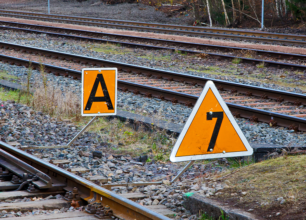 
Bahnhof Herdorf am 08.11.2020, die Gleis-Bauarbeiten sind abgeschlossen, ab Montagmorgen den 09.11. wird wieder Regelverkehr gefahren. Aber die Gleismagnete für die PZB 90 (Punktförmige Zugbeeinflussung), welche auf dem Indusi-System basiert, sind noch nicht eingebaut. So beginnen gleich hinter den Ausfahrtsignalen, wie hier hinter dem Signal Nr. N1, Langsamfahrstellen. 

Eine dreieckige gelbe Tafel mit weißem Rand und ein bis zwei schwarzen Ziffern zeigt Lf 1 – Langsamfahrscheibe. Es folgt im Bremswegabstand das Signal Lf2, ab diesem Langsamfahrstelle beginnt, die nur mit dem zehnfachen der angegebenen Zahl befahren werden darf, hier bei der 7 ist das somit 70 km/h.

Da die Langsamfahrstellen direkt an den Ausfahrtsignalen beginnen, hat man hier keinen Bremswegabstand, so folgt gleich drauf: 
Das Signal Lf 2 - Anfangscheibe (gelbes Rechteck mit weißem Rand und schwarzem  A ).  Beginn der Langsamfahrstelle, an diesem Signal muss die durch Signal Lf1 angekündigte Geschwindigkeit erreicht sein.