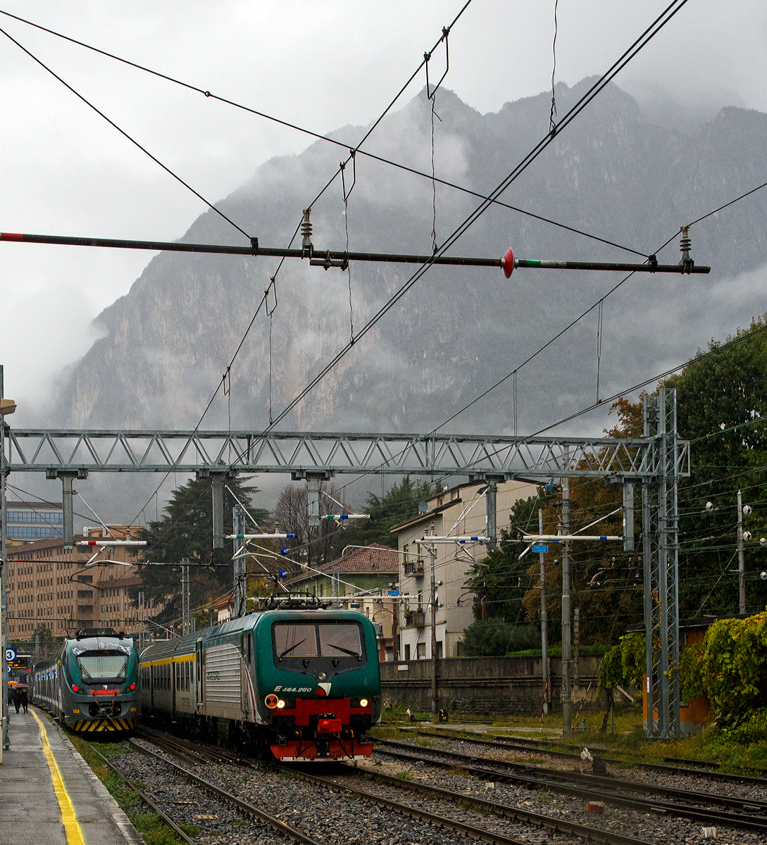 
Bahnhof Lecco (Stazione di Lecco) am 03.11.2019 (bei Regen):
Während links (auf Gleis 2) zwei gekuppelte Jazz (Alstom Coradia Meridian) in Form von je einem ETR 425 und ETR 526 der Trenord als Regionalzug von Milano Centrale nach Tirano noch halten. Verlässt gerade von  Gleis 4 die Trenord E.464.260 mit dem Gegenzug von Tirano nach Milano Centrale den Bahnhof.
