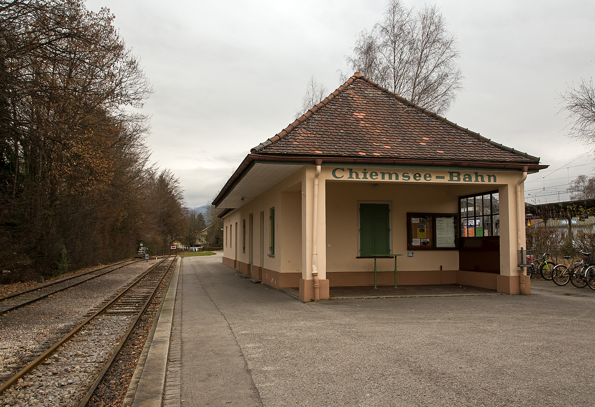 
Bahnhof der meterspurigen Chiemsee-Bahn in Prien am Chiemsee am 28.12.2016. Der Schmalspurbahnhof liegt direkt neben dem Normalspur Bahnhof der DB. 

Die Königlich Bayerischen Staats-Eisenbahnen brachten die Besucher aus München, Rosenheim und Salzburg nach Prien. Der knapp zwei Kilometer entfernte Hafen konnte vom Bahnhof Prien mit einem von der örtlichen Bevölkerung organisierten Fahrdienst erreicht werden, dieser bestand aus Kutschen und Karren. In der dörflichen Enge entstand dadurch ein erhebliches Verkehrschaos, diese Zustände kannte man zuvor nur aus der „großen Stadt“.

Bereits kurz nach dem ersten großen Ansturm auf Herrenchiemsee beantragten der Schifffahrtbetreiber Ludwig Feßler sowie der Kommerzienrat Georg Krauß aus München (Gründer der Lokomotivfabrik Krauß & Comp.) noch 1886 den Bau einer schmalspurigen Lokalbahn vom Bahnhof Prien zum Dampfersteg in Stock. Planung und Ausführung erfolgten mit einem für die damalige Zeit bemerkenswerten Tempo. Die Bauarbeiten begannen am 2. Mai 1887, schon am 21. Juni waren die Schwellen verlegt und man begann mit dem Aufnageln der Schienen. Die feierliche Eröffnung der Bahn fand nach weniger als 70 Tagen Bauzeit am 9. Juli 1887 statt. Bereits am nächsten Tag, einem Sonntag, nahm sie den offiziellen Betrieb auf.

Lieder fährt die Bahn heute nur noch in den Sommermonaten, ca. Mitte Mai bis Mitte September.