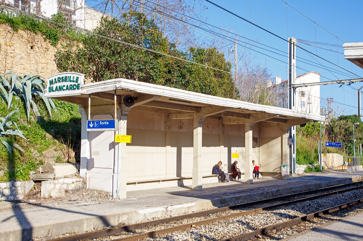 
Bahnhofsambiente und -impressionen im Bahnhof Marseille-Blancarde am 26.03.2015. Hier des Wartehäuschen am Gleis 1 a (Voie 1 bis).