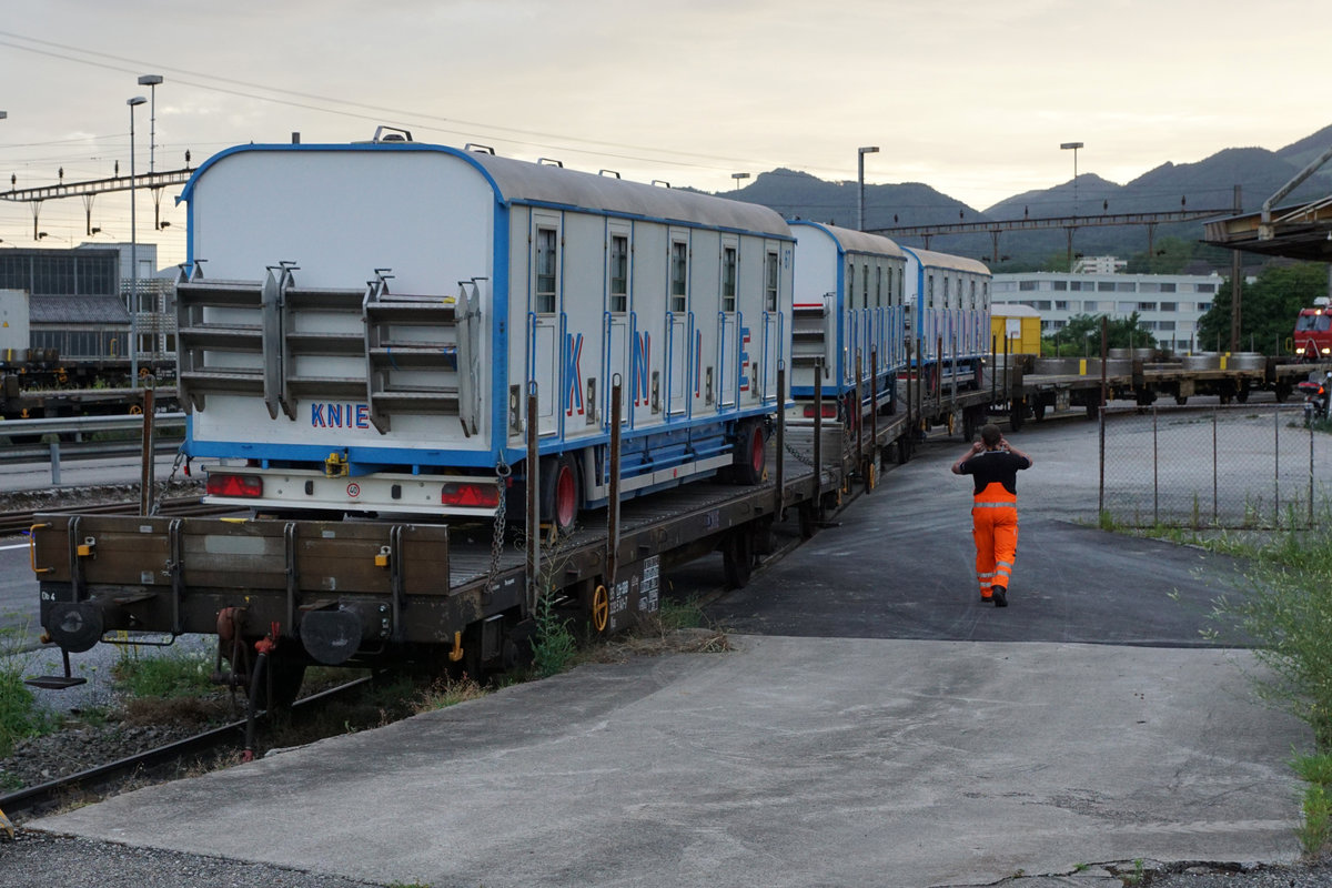 Bahntransport Zirkus Knie.
Impressionen vom 7. Juli 2017 in Olten Hammer.
Zirkuswagen auf Rangierfahrt im Bahnhof Olten Hammer.
Foto: Walter Ruetsch