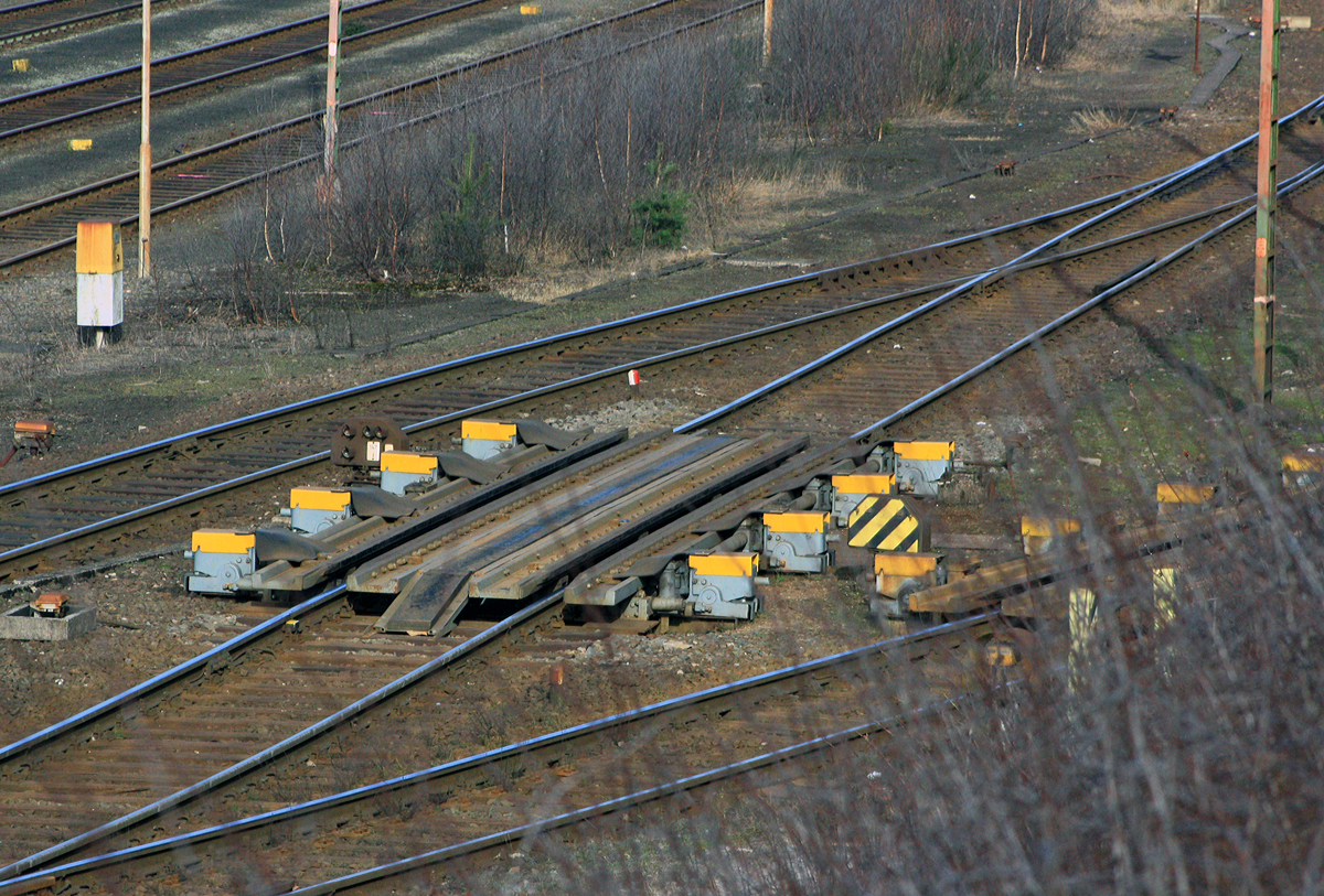 Balkengleisbremse am Ablaufberg in Kreuztal am 21.02.2011 

Die Balkenbremsen verz�gern die ablaufenden Wagen, indem die Bremsbalken mit Verschlei�schuhen seitlich gegen die R�der gepresst werden. 