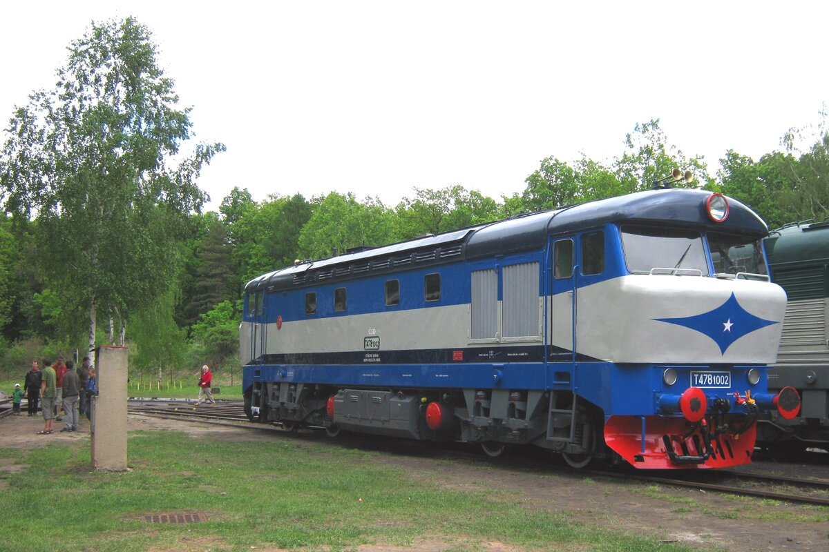 Bardotka Prototyp T478 1002 steht am 13 Mai 2012 ins Eisenbahnmuseum von LUzna u Rakovnika. Das blau-grauen Farbenschema ist von der Hand des Frans�sischen Entwurfer Paul Arzens, bekannt von manche sch�ne Lokdesigns.Mann beobachte �b5rigens die mehr abger�ndete Kabinen bei der LOk verglichen bei die Serienausf�hrung.