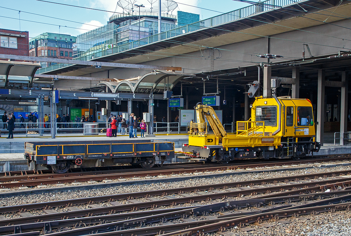
BBN-17, ein Gleiskraftwagen SKL 26 LK, Schweres Nebenfahrzeug Nr. 29.1.045, der Bahnbau Nord GmbH (Henstedt-Ulzburg), ex DR 29.1.045, mit einem Gleiskraftwagenanh�nger, f�hrt am 19.03.2019 durch den Hbf Hamburg. Das Fahrzeug wurde 1993 von GBM unter der Fabriknummer  29.1.045 gebaut.
