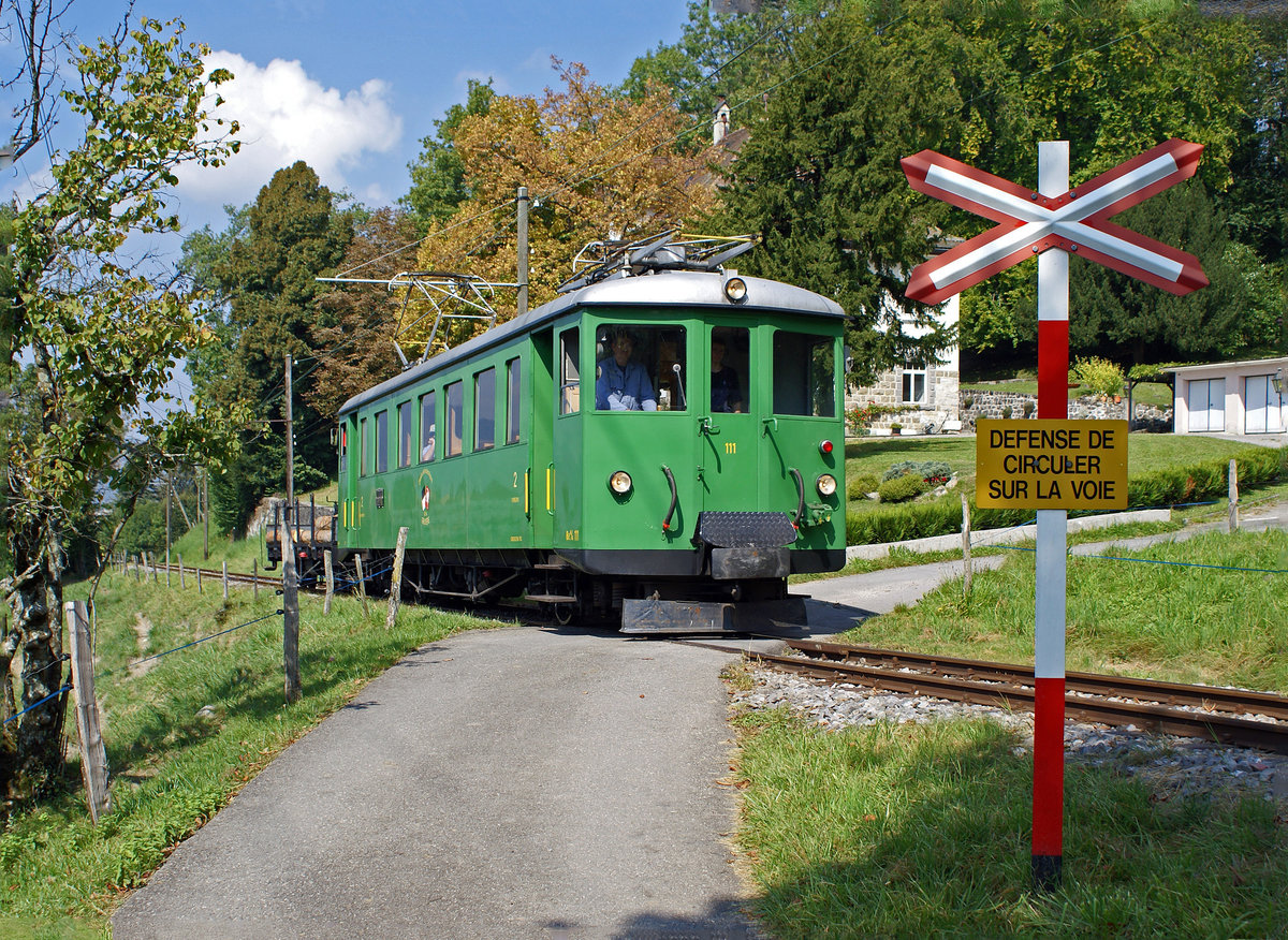 BC: Am 15. September 2007 schleppte der ehemalige GFM Be 4/4 111 einen schweren Holzzug von Blonay zum BC Depot in Chaulin. Dieser Triebwagen gab bei der Museumsbahn Blonay Chamby nur ein kurzes Gastspiel. Nach der Übernahme des RhB ABe 4/4 35 der Bernina Bahn kehrte er ins Greyerzerland zurück zu GFM HISTORIQUE.
Foto: Walter Ruetsch  