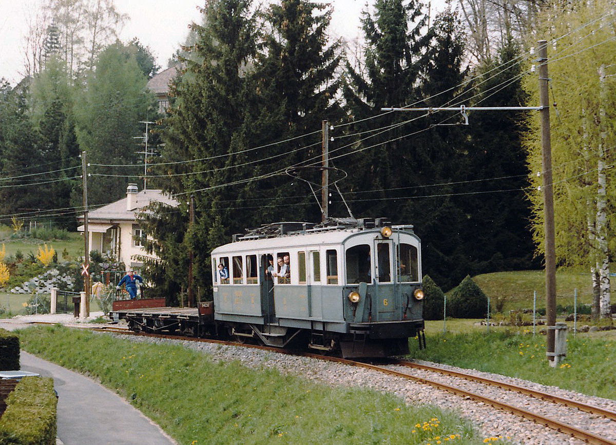 BC: Schweizer Dampf-Festival 2016. Infolge der unsicheren Wetterprognosen habe ich diesen allj�hrlichen wiederkehrenden Grossanlass am Genfersee zu Hause anhand von Archivbildern aus Vorjahren erlebt. Seltener G�terzug mit dem BCFeh 4/4 6 ehemals MCM/TPC im Mai 1986 bei Chantemerle auf der Fahrt nach Chamby.
Foto: Walter Ruetsch 