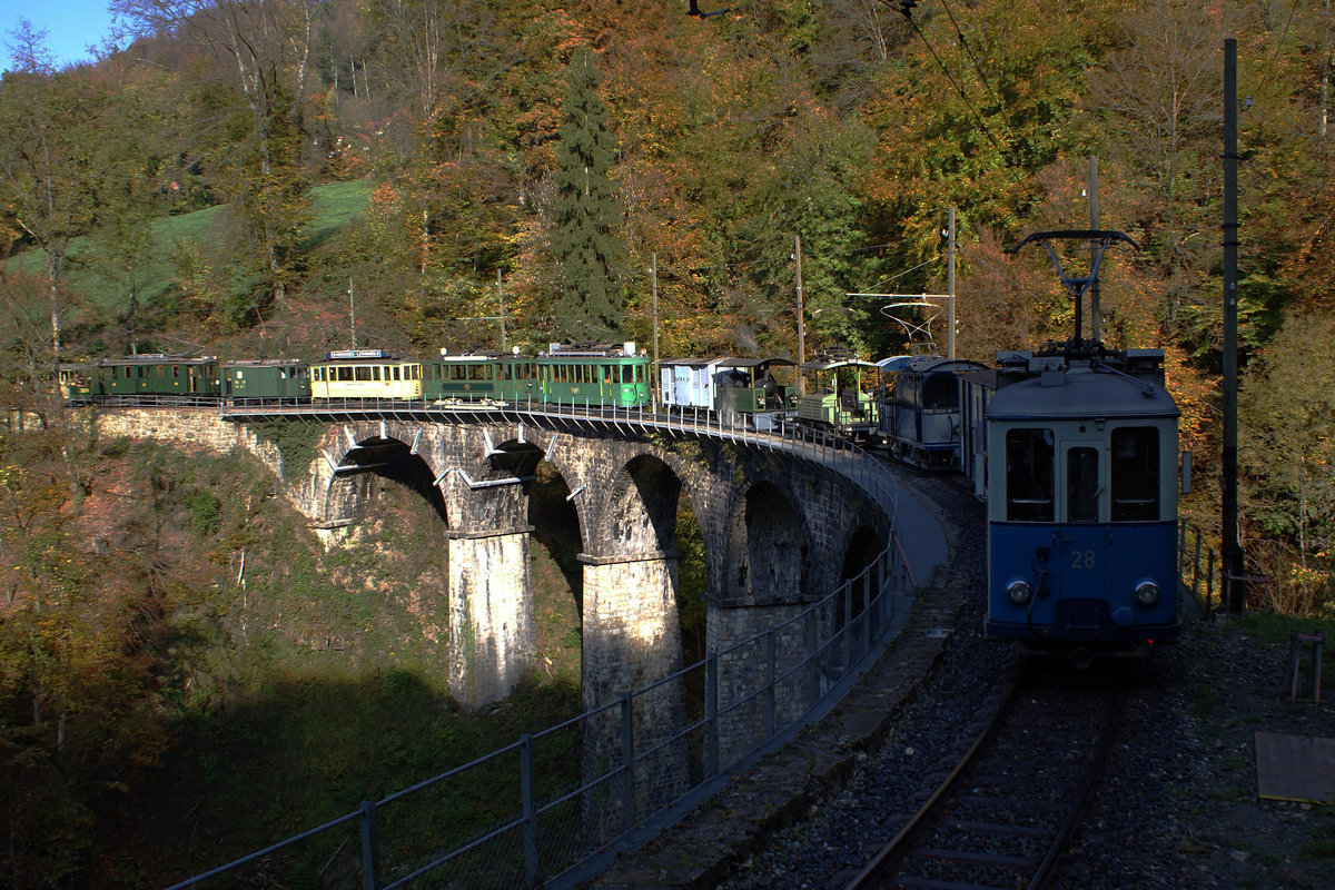 BC: Zusammenspiel von Sonne und Schatten auf der Museumsbahn Blonay Chamby.
Herzlich willkommen auf hellertal.startbilder.de wurde ich von Armin Schwarz am 1. August 2014. Noch immer freue ich mich über die Mitarbeit und widme die tausendste Aufnahme der beliebten Museumsbahn Blonay Chamby, die ich in meinem Leben schon oft besuchte. Am 18. Oktober 2008 wurden auf dem bekannten Viadukt über den Baye de Clarens sämtliche Strassenbahnen aufgestellt. Wenn zu dieser Jahreszeit auch nicht alle Fahrzeuge in den Genuss eines Platzes an der Sonne kamen, drückte ich dennoch auf den Auslöser meiner Fotokamera. So eine zeitaufwendige Präsentation wird es sobald nicht wieder geben. Für den ehemaligen BVB Be 2/2 182 war es der vorläufig letzte Auftritt auf der BC. Nach diesem Anlass wurde er ausgelagert in die grosse Remise von Palézieux.

Die  Teilnehmerliste  der beteiligten Strassenbahnen der Museumsbahn Blonay Chamby
			
Be 2/3	 28    	           1913	         TL
K	510	           1910          TL
Xe 2/2	1	           1915         TrB
Xe 2/2	926	           1935         VBZ
G 2/2 	4	           1900     Rimini 
K	31	           1905	       SeTB
Be 2/2	182	           1927         BVB
Be 2/2	52	           1914	        SVB
Be 2/2	76	           1928          TN
Ze 2/2	31	           1914         RhV
Fe 4/4	151	           1911        CGTE
C4  	370	           1920        CGTE


Foto: Walter Ruetsch
















   
  