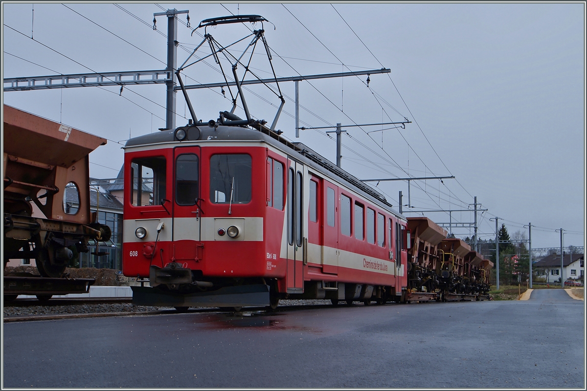 BDe 4/4 608 hilft beim Baudienst in Le Noirmont mit dem Verschieben von Schotterwagen beim Bahnhofsumbau mit. 
17. Nov. 2014