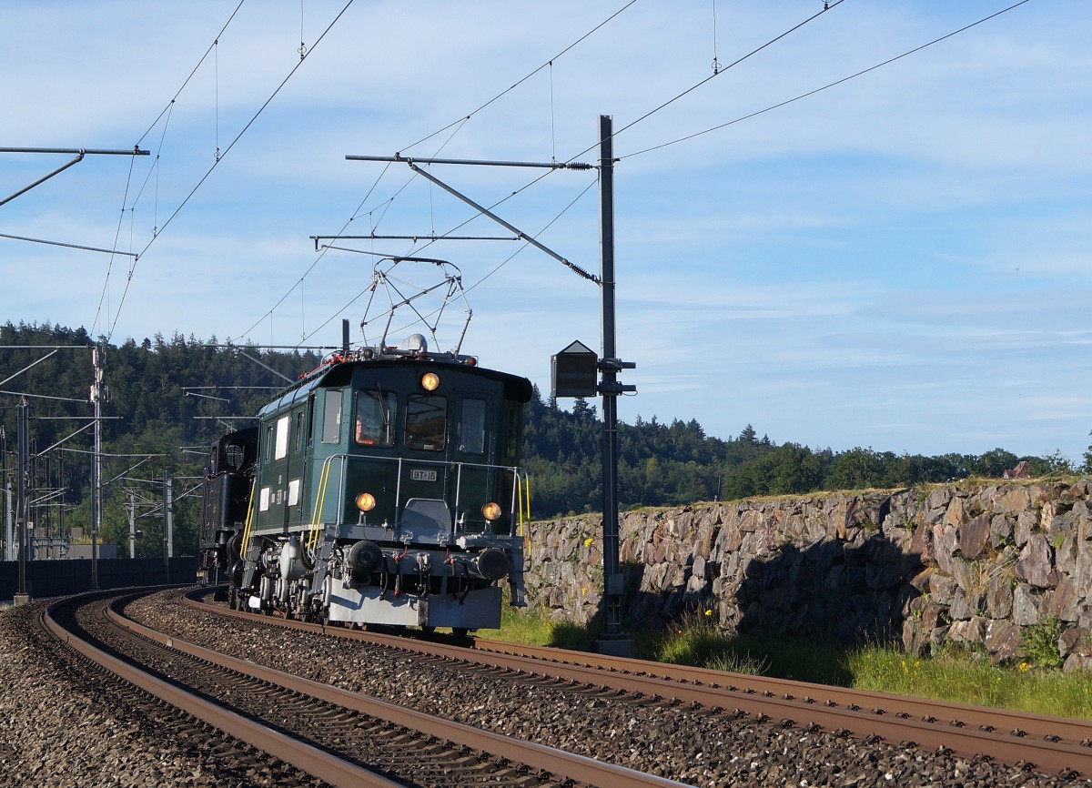 BDWM/DVZO/DBB: Ueber das Wochenende vom 26. bis 28. Juni 2015 verabschiedete sich die BDWM nach 140 Jahren vom Anschluss an das Europäische Normalspurnetz, weil durch die Aufhebung des Güterverkehrs auf normaler und schmaler Spur das Dreischienengeleise zwischen Wohlen und Bremgarten West nutzlos geworden ist. Mit dem WESCHTFÄSCHT und vielen Sonderfahrten nahmen Schüler und eine grosse Anzahl Festbesucher Abschied vom Dreischienengeleise auf diesem reizenden Streckenabschnitt. Am 28. Juni 2015 brachte die DVZO Be 4/4 15, ehemals BT die DBB Eb 3/5 5810  HABERSACK , ehemals SBB von Wohlen nach Konolfingen zur DBB zurück. Die Aufnahme entstand bei Roggwil im sommerlichen Abendlicht.
Foto: Walter Ruetsch   