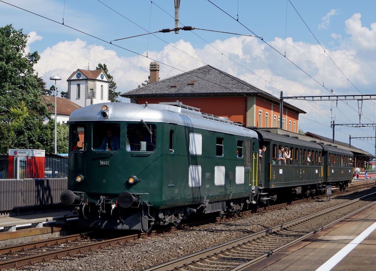BDWM/DVZO/DBB/SBB: Ueber das Wochenende vom 26. bis 28. Juni 2015 verabschiedete sich die BDWM nach 140 Jahren vom Anschluss an das Europ�ische Normalspurnetz, weil durch die Aufhebung des G�terverkehrs auf normaler und schmaler Spur das Dreischienengeleise zwischen Wohlen und Bremgarten West nutzlos geworden ist. Mit dem WESCHTF�SCHT und vielen Sonderfahrten nahmen Sch�ler und eine grosse Anzahl Festbesucher Abschied vom Dreischienengeleise auf diesem reizenden Streckenabschnitt. Sonderzug von SBB HISTORIC mit der Bm 4/4 II 18451 auf der R�ckfahrt nach Olten am 27. Juni 2015.
Foto: Walter Ruetsch  