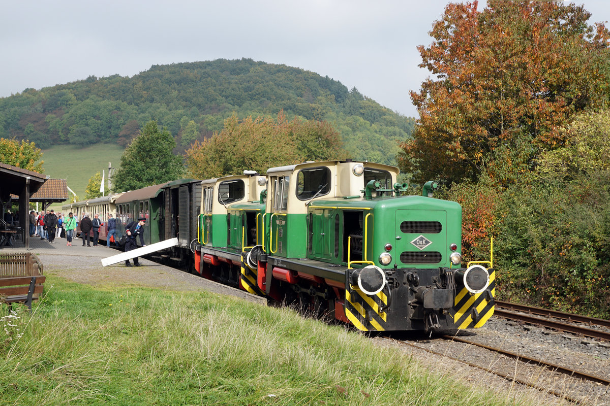 BE: Brohltalbahn.
Ausgangspunkt der Brohltalbahn ist der Ortsteil Brohl der Gemeinde Brohl-L�tzing/Rhein. Der Sonderzug mit D1 und D2 kurz nach der Ankunft in Engeln am 23. September 2017. Der Bahnhof Engeln der Gemeinde Kempenich ist die Endstation und liegt 400 Meter h�her als der Ausgangsbahnhof Brohl.
Foto: Walter Ruetsch
