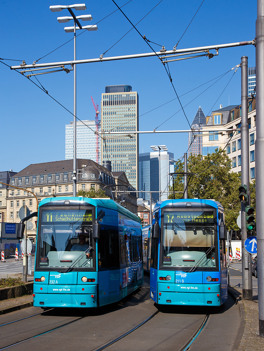 Begegnung Zweier VGF S-Wagen (Bombardier Flexity Classic NGT8) der Verkehrsgesellschaft Frankfurt am Main mbH (VGF) bei der StationHauptbahnhof Frankfurt am Main am 05.09.2021, links der VGF 232 und rechts in Gegenrichtung der VGF 211.
