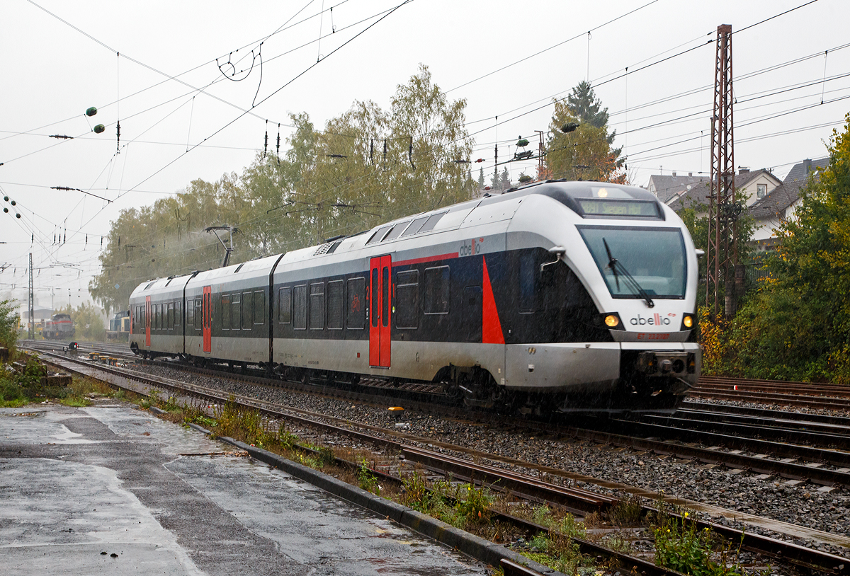
Bei bestem Regenwetter.....
Der ET 23 2107 (94 80 0427 106-0 D-ABRN / 94 80 0827 106-6 D-ABRN / 94 80 0427 606-9 D-ABRN), ex ET 23007, ein 3-teiliger Stadler FLIRT der Abellio Rail NRW GmbH fährt am 04.10.2019, als RB 91  Ruhr-Sieg-Bahn  (Hagen - Finnentrop - Kreuztal – Siegen), von Kreuztal weiter in Richtung Siegen.  
