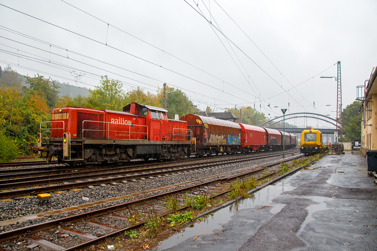 
Bei bestem Regenwetter.....
Die 294 794-3 (98 80 3294 794-3 D-DB) eine remotorisierte V 90 der DB Cargo Deutschland AG, ex 294 294-4, ex DB 290 294-8, fährt am 04.10.2019 mit einem Coilzug vom Rbf Kreuztal nach Ferndorf.

Die V 90 wurde 1972 bei MaK in Kiel unter der Fabriknummer 1000594 gebaut und als 290 294-8 an die DB ausgeliefert. Die Ausrüstung mit Funkfernsteuerung und Umzeichnung in 294 294-4 erfolgte 1999, im Jahr 2005 erfolgte die Remotorisierung mit einem MTU 8V 4000 R41Motor, erhalt eines Umlaufgeländers und die Umzeichnung in 294 794-3.
