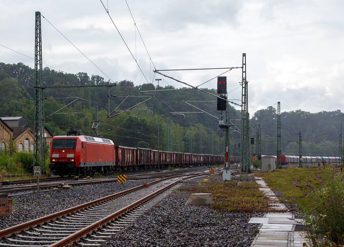 Bei einem kurzen Regenschauer....
Die 145 067-5 (91 80 6145 067-5 D-DB) der DB Cargo AG fährt am 20.08.2021 mit einem offenen Güterzug durch den Bahnhof Betzdorf (Sieg) in Richtung Siegen.

Die TRAXX F140 AC wurde 2000 von ADtranz (ABB Daimler-Benz Transportation GmbH) in Kassel unter der Fabriknummer 33394 gebaut. Im April hatte ich sie an gleicher Stelle vor der Linse, da fuhr sie für MEG - Mitteldeutsche Eisenbahn GmbH. Diese Zeichen trägt sie nun nicht mehr, ob sie nun wieder für die DB Cargo AG fährt oder anderwärtig vermietet ist, ist mir unbekannt.
