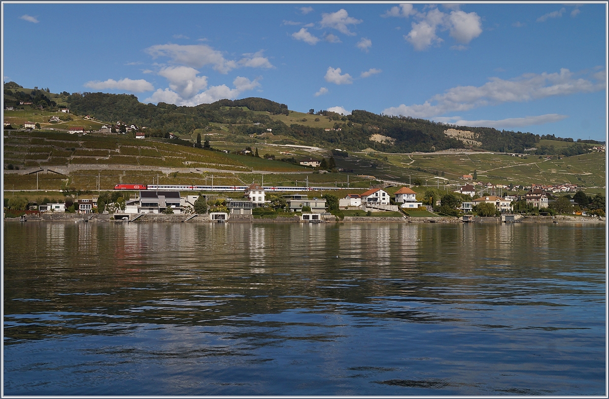 Bei einem raschen Licht- und Schattenspiel schiebt eine Re 460 bei Cully ihren IR Richtung Wallis.

1. Okt. 2019