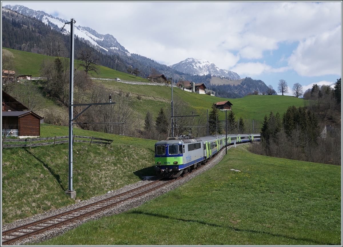 Bei Enge im Simmental ist die BLS Re 4/4 II 504 mit ihrem EW III RE auf dem Weg nach Zweisimmen. 

14. April 2021
