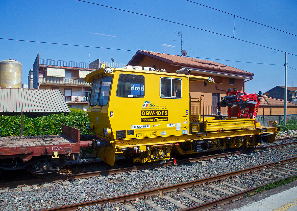 Bei Fiumefreddo di Sicilia (Sizilien) konnte ich am 20.07.2022 aus dem Zug heraus diesen Plasser & Theurer OBW-10 FS, den IT-RFI 151 124-1, ein Schwerer Oberbauwagen mit Ladefl�che und Spezialkran der RFI (Rete Ferroviaria Italiana), fotografieren. 

TECHNISCHE DATEN laut Anschriften:
Hersteller: Plasser & Theurer, Linz (A)
Spurweite: 1.435 mm (Normalspur)
Anzahl der Achsen: 2
L�nge �ber Puffer: 11.500 mm
Achsabstand: 6.210 mm
Laufraddurchmesser: 920 mm (neu) / 870 mm (abgenuzt)
H�chstgeschwindigkeit: 80 km/h (eigen) / 100 km/h (geschleppt)
Eigengewicht: ca. 29 t
Nutzlast: 5 t (ab Streckenklasse B) / 1,5 t (bei Streckenklasse A)
Bremse: KE-GP