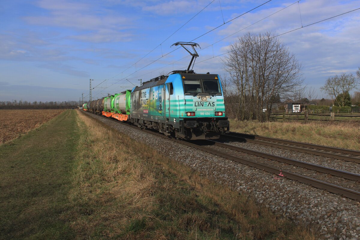 Bei Kaarst schleppt am 21 Februar 2025 Lineasd 186 454 der BASF Chemiependel nach Dormagen �ber Neuss.