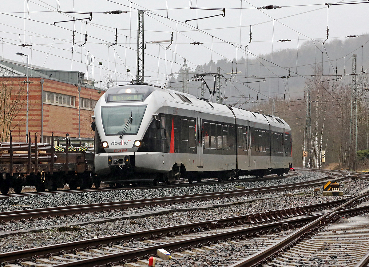 
Bei leichtem Regen fährt am 10.01.2015 der ET 23 2107 (94 80 0427 106-0 D-ABRN / 94 80 0827 106-6 D-ABRN / 94 80 0427 606-9 D-ABRN), ex ET 23007, ein 3-teiliger Stadler FLIRT der Abellio Rail NRW GmbH als RE 16  Ruhr-Sieg-Express  (Siegen – Hagen – Essen) durch Siegen-Geisweid.

Der FLIRT wurde 2007 bei Stadler Pankow GmbH in Berlin unter der Fabriknummer 37679 gebaut und 2014 modernisiert. Diese Fahrzeuge hat die Abellio über die CBRail Ltd. geleast
