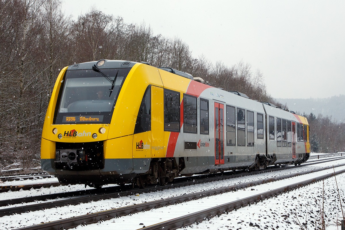 Bei leichtem Schneefall...
Der VT 504 (95 80 1648 104-5 D-HEB / 95 80 1648 604-4 D-HEB), ein Alstom Coradia LINT 41 der neuen Generation / neue Kopfform der HLB (Hessische Landesbahn GmbH), verlässt am 17.01.2021 bei leichtem Schneefall, als RB 96  Hellertalbahn  (Betzdorf - Herdorf - Neunkirchen - Haiger - Dillenburg), Umlauf 61779, den Bahnhof Herdorf. 