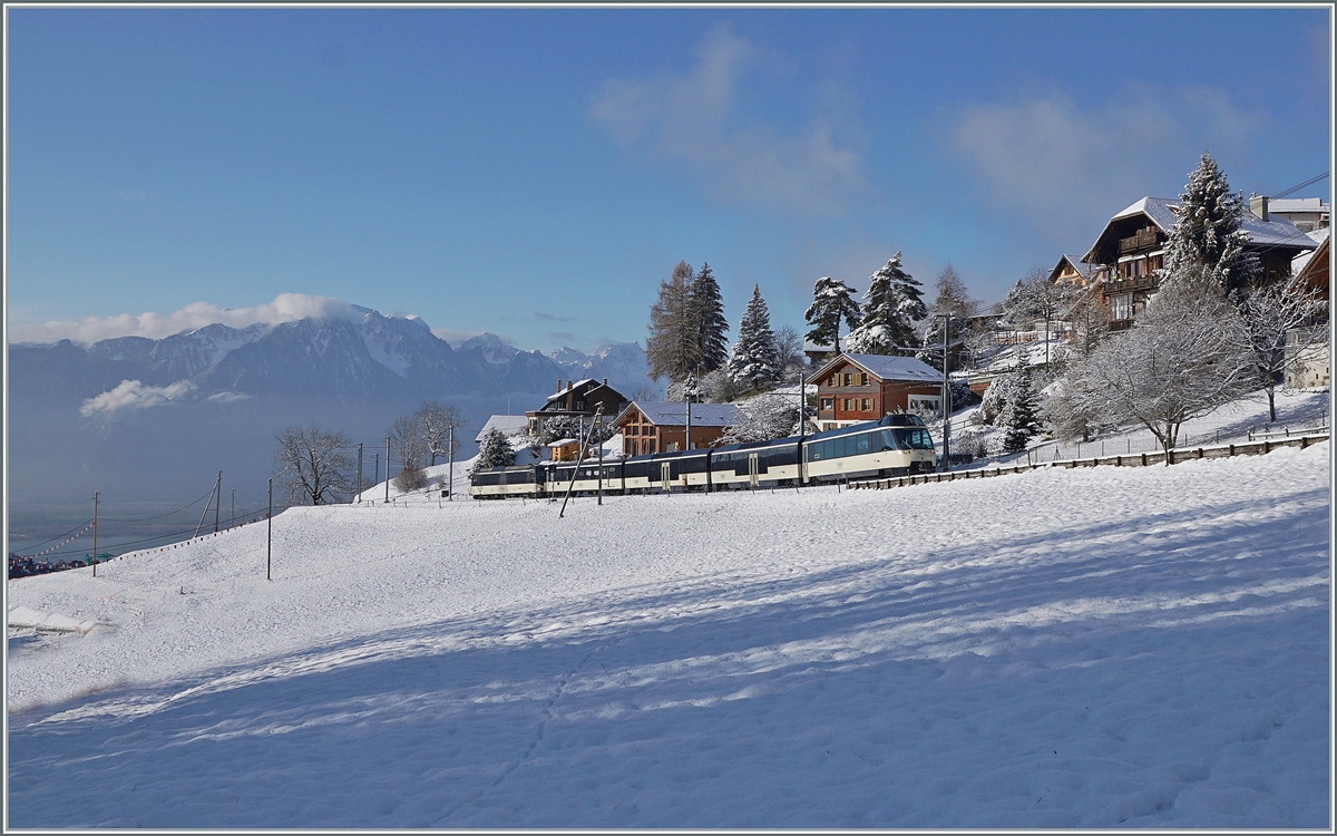 Bei Les Avants, in der überzuckerten Winterlandschaft ist der MOB Panoramic Express PE 2118 von Montreux auf dem Weg nach Zweisimmen. 

2. Dezember 2020