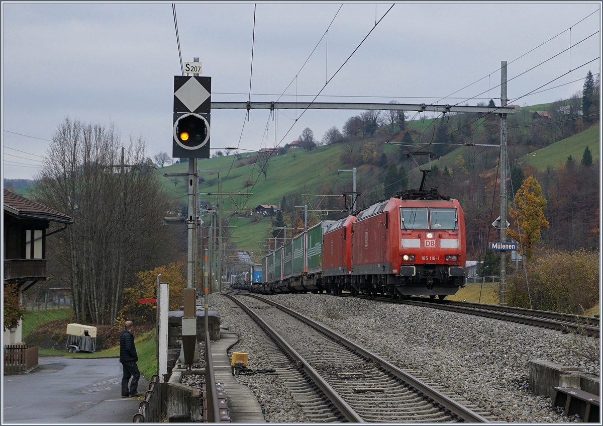 Bei Mülenen begegneten mir diese zwei DB 185 mit einem Güterzug Richtung Süden. 
9. Nov. 2017