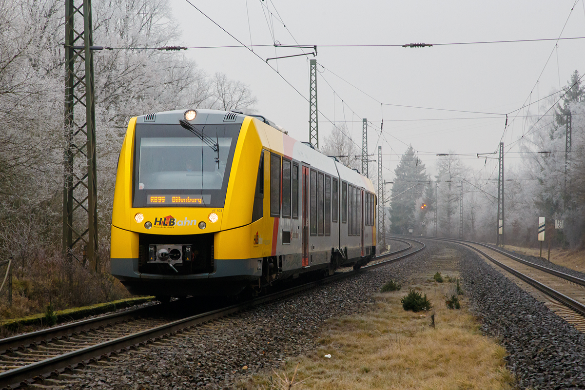 
Bei Nebel und leichtem Frost erreicht der VT 503 (95 80 1648 103-7 D-HEB / 95 80 1648 603-6 D-HEB) der HLB (Hessische Landesbahn GmbH), ein Alstom Coradia LINT 41 der neuen Generation, als RB 95 „Sieg-Dill-Bahn“ (Siegen – Dillenburg) am 02.01.2020 den Hp. Dillbrecht.