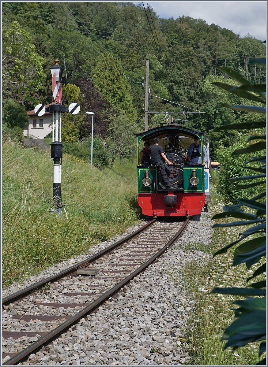 Bei der nun wieder funktionierenden Hippschn Wendeschiebe (Einfahrsignal von Blonay Seite Chaby) kommt die G 2/2 N° 4  Rimini  und dem LCD Sommerwagen C2 21  Giardiniera  wieder nach Blonay zurück. 

26. Juli 2020 