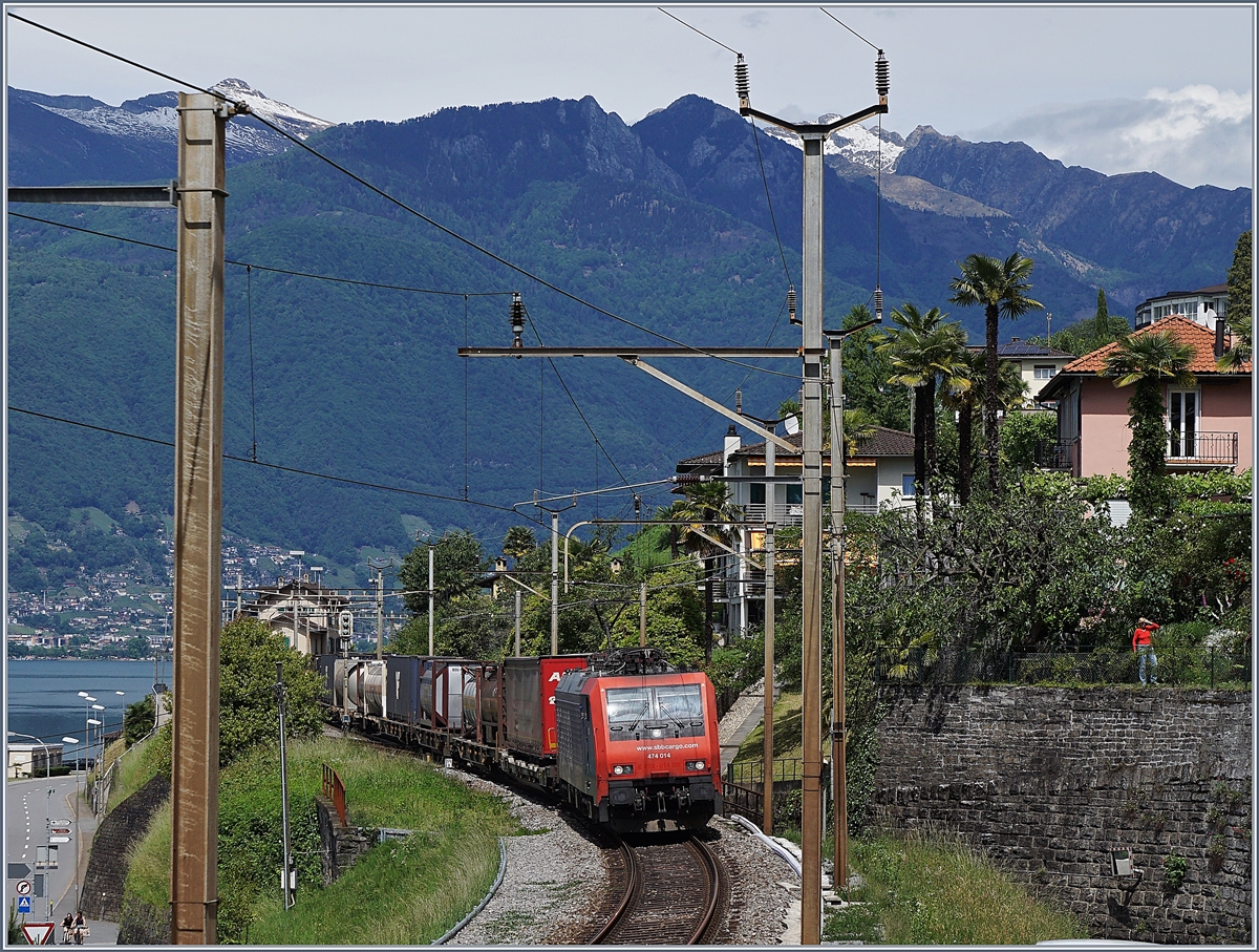 Bei San Nazarro fuhr bereits der dritte Güterzug Richtung Süden, diesmal mit der Re 474 014. 
20. Mai 2017 