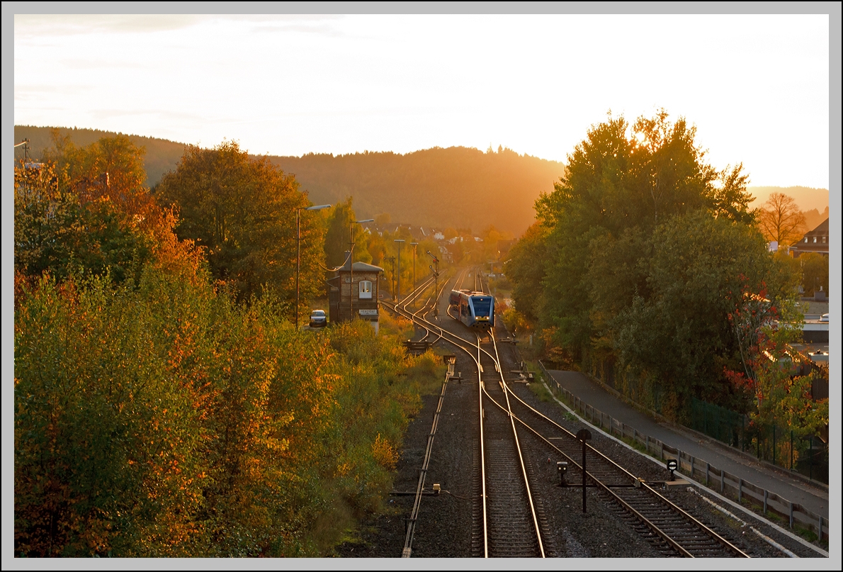 Bei untergehender Sonne....
Ein Stadler GTW 2/6 der Hellertalbahn f�hrt am 22.10.2013 vom Bahnhof Herdorf weiter in Richtung Neunkirchen.
