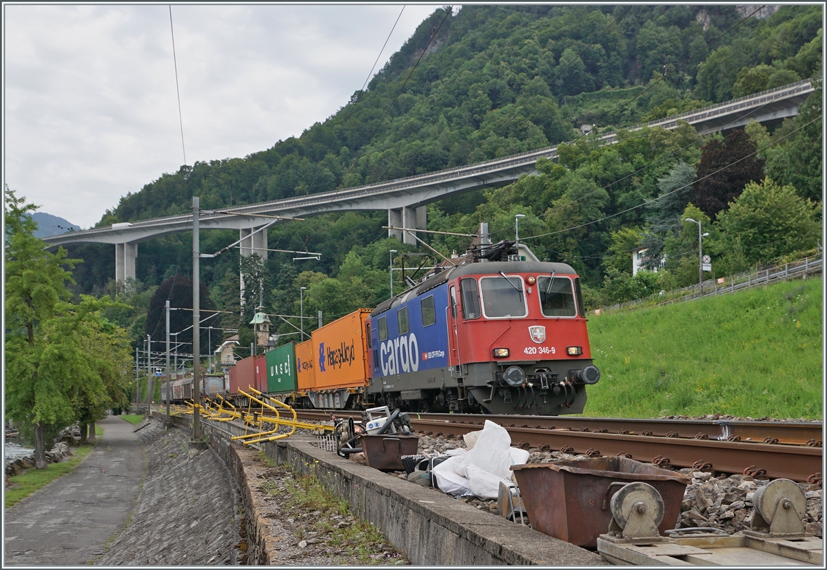 Bei Villeneuve ist die SBB Re 4/4 II 11346 (Re 420 346-9) mit einem kurzen Güterzug unterwegs. Im Vordergrund ist allerlei Gerät für den Gleisunter zu sehen. 

27. Juli 2021