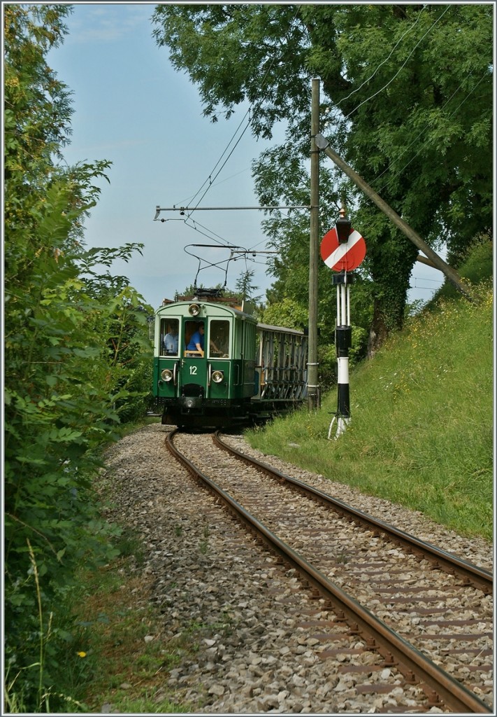 Bei weit aus besserem Wetter konnte ich diesen LJB Triebwagen bei Einfahrsignal von Blonay (B-C) ablichten.