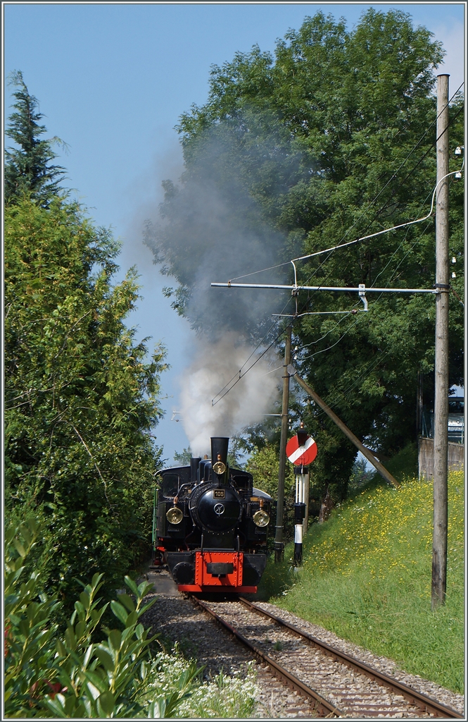 Beim Einfahrtsignal von Blonay dampft die G 2x 2/2 Richtung Chamby. 
1. August 2014