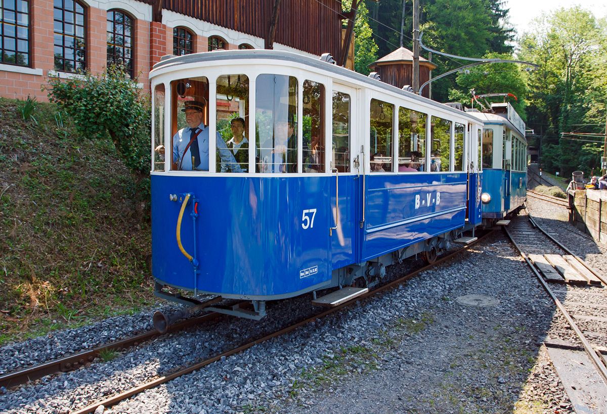 Beiwagen voraus (wird geschoben von dem Triebwagen ex TL Ce 2/3 - 28) f�hrt der Stra�enbahn-Museumszug am 27.05.2012 zur�ck ins Museums-Areal der (BC) in Chaulin.  

Bei dem Beiwagen handelt es sich um den Beiwagen C2 - Nr. 57 (hier noch als ex BVB (Bex–Villars–Bretaye) bezeichnet),  ex VMCV C2 - 57. 
Der 8,83 m lange und 5 t schwere 2-achsige Beiwagen wurde 1930 von SIG f�r die VMCV (Transports publics Vevey–Montreux–Chillon–Villeneuve) gebaut. Nach der kompletten Einstellung der Stra�enbahn 1958 (Umstellung auf den Trolleybus Vevey–Villeneuve) wurde der Beiwagen an die BVB verkauft. Lange Zeit war der Beiwagen als Leihgabe bei den TPC, Bahnstrecke Bex–Villars–Bretaye, bis er 2011 als BVB C2 57 zur Museumsbahn zur�ckgekehrte, seit 2013 ist er nun wieder in den urspr�nglichen VMCV C2 57 umbezeichnet. Nun f�hrt er nicht an der Waadtl�nder Riviera, sondern etwas oberhalb.
