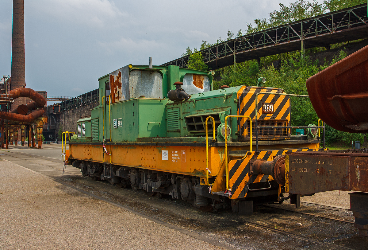 Bereits in den 1950er Jahren waren in Deutschland Zweikraftlokomotiven ein Thema....

Die Krauss-Maffei EM 07 Zweikraftlokomotive EH 389, ex EH 104, am 05.06.2011 im LWL-Industriemuseum Henrichsh�tte in Hattingen. Hier von der Dieselseite.

Die Lok wurde 1955 von Krauss-Maffei in M�nchen-Allach unter der Fabriknummer 18163 gebaut und an die EH - Gemeinschaftsbetrieb Eisenbahn und H�fen GbR in Duisburg-Hamborn als EH 104 geliefert.

Um auf ihrem mit 600 V Gleichspannung elektrifizierten Streckennetz schwere G�terz�ge zu bef�rdern sowie Rangierfahrten auf nicht elektrifizierten Streckenabschnitten durchf�hren zu k�nnen, ben�tigten die EH - Eisenbahn und H�fen robuste und schwere Industrielokomotiven mit Hybridantrieb. Bei der Wahl der Art des Hybrid-Antriebes wurde auf eine Kombination Oberleitung – dieselelektrischer Antrieb gesetzt. Deshalb entschieden sich Eisenbahn und H�fen f�r die Bestellung einer Lokomotive f�r Oberleitungs- und Dieselmotorantrieb.

Im Jahre1955 lieferten die Lokfabriken Jung (Typ ED 80 t) und Krauss-Maffei (Typ EM 07) jeweils drei Versuchslokomotiven an die EH. Die Anforderungen an den Lieferanten waren folgende:
•	sehr kr�ftiger Rahmen zur unproblematischen Aufnahme von Beanspruchungen durch seitliche oder frontale Zusammenst��e,
•	Mittelf�hrerstand mit zwei diagonal angeordneten Fahrst�nden mit besten Sichtverh�ltnissen,
•	 gute Ger�uschd�mpfung des Dieselmotors sowie
•	 80 t Dienstgewicht und so gering wie m�gliche Achsentlastungen.

Bei den Probefahrten �berzeugte jedoch die Lokomotive vom Typ ED 80 t von Jung, so erhielt Jung den Auftrag zur Fertigung der Serie von insgesamt 64 weiteren Exemplaren und die drei Loks von Krauss-Maffei vom Typ EM 07 blieben Einzelst�cke.

Die Hybridlokomotive mit dem kombinierten Antrieb als Elektrolokomotive und mit dieselelektrischem Antrieb, waren bis Anfang der 2000er Jahre im Einsatz. 
