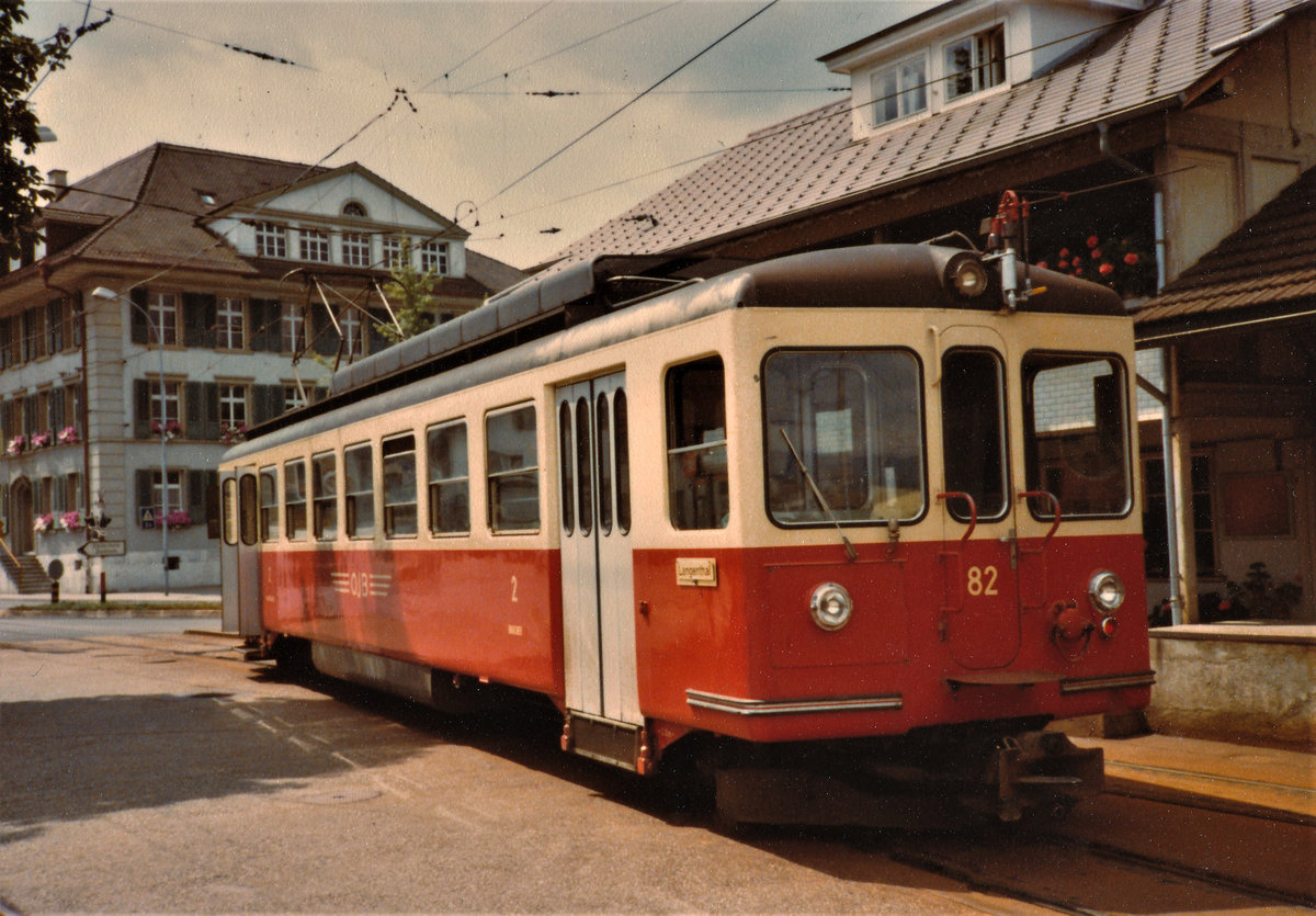 Bergbahn Lauterbrunnen-Mürren.
VOM OBERAARGAU IN DAS BERNER OBERLAND.
Als ich am 4. August 1979 den OJB Be 4/4 82 in Aarwangen bei einem Zwischenhalt fotografierte, dachte ich noch nicht an sein zweites Leben nach der Ausrangierung bei der ASm, in der herrlichen Bergwelt zwischen der Grütschalp und Mürren.
Foto: Walter Ruetsch
