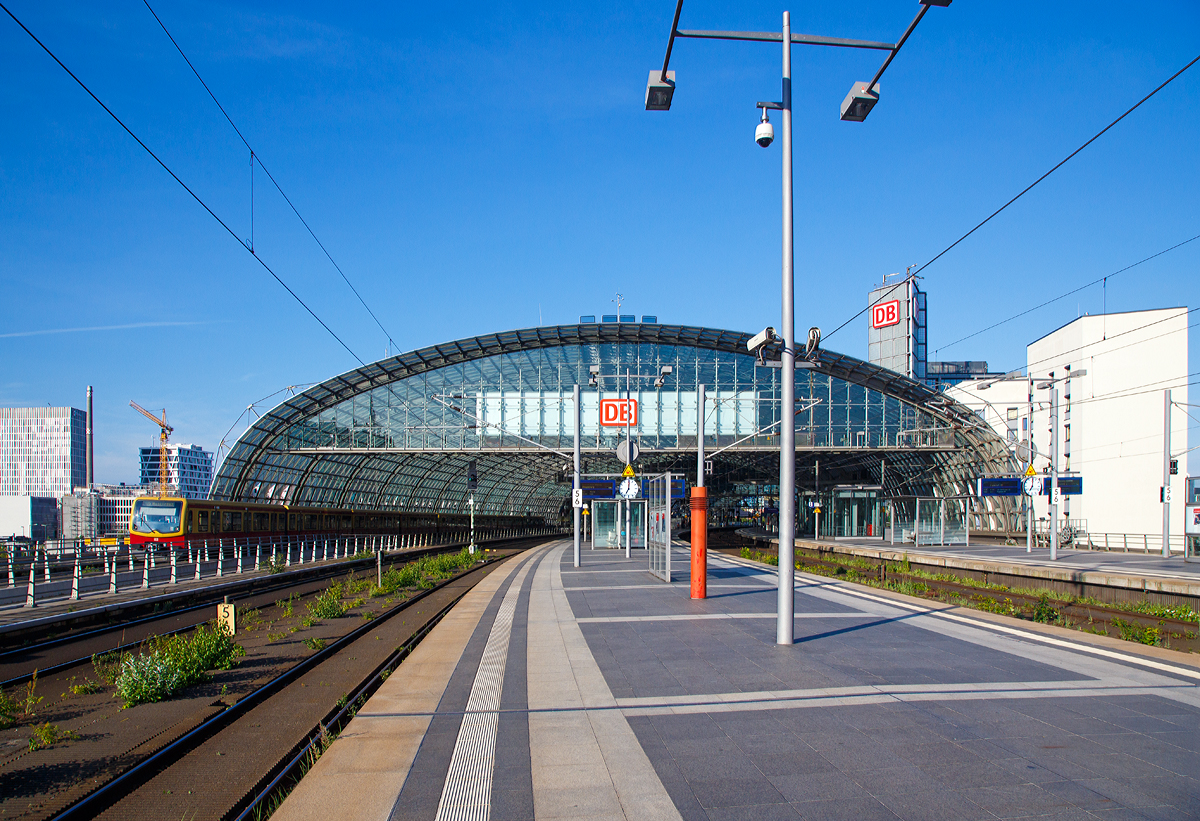 
Berlin Hbf am 27.06.2017, blick auf die Westseite der Bahnhofshalle.