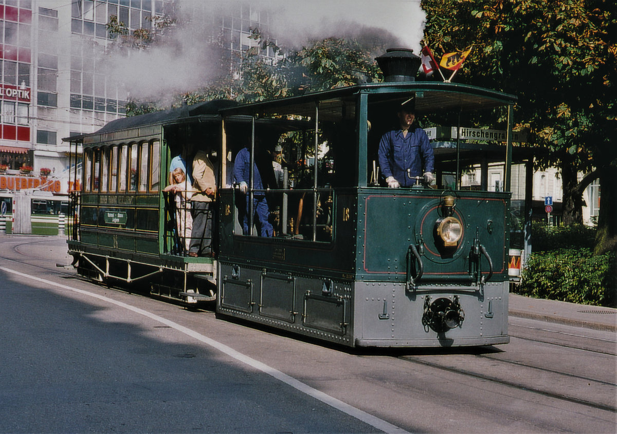 Berner Tramway-Gesellschaft AG, Dampftram Bern.
BERNMOBIL
Strassen und Umgebung haben sich zwar im Laufe der Zeit sehr stark ver�ndert.
Das Dampftram hingegen rattert noch wie im Jahre 1894 durch die Gassen der Stadt Bern.
G 3/3 12, 1894 und C4 31 beim Hirschengraben auf Sonderfahrt im Juni 1994.
Die Lok stand bis im Jahre 1902 im regul�ren Dienst. Der Anh�nger schaffte es bis in das  Jahr 1959.
Foto: Walter Ruetsch