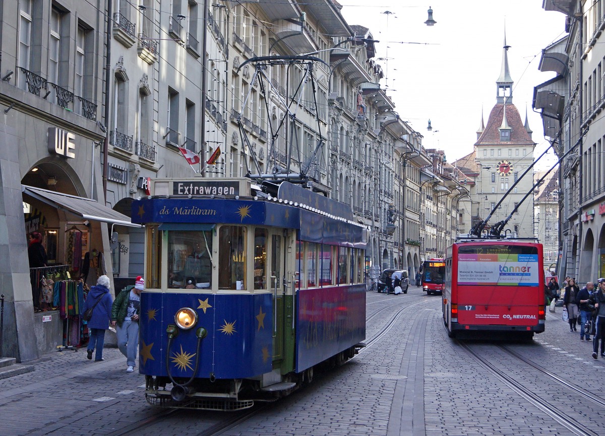 BERNMOBIL: Jeweils w�hrend der Adventszeit wird der Museumswagen Ce 4/4 45 (1935) in ein  MAERLITRAM  verwandelt. Am 19. Dezember 2014 wurde das Weihnachtstram anl�sslich einer Begegnung mit einem NAW-Trolleybus (Swyss-Trolley) in der Spitalgasse fotografiert.
Foto: Walter Ruetsch