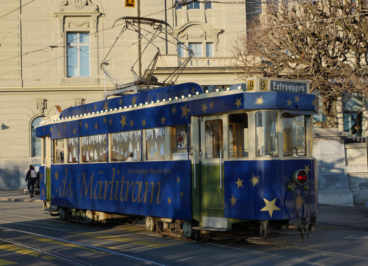 BERNMOBIL: Mit der Weihnachtsstrassenbahn  M�rlitram  in Bern unterwegs am 14. Dezember 2016.
Foto: Walter Ruetsch