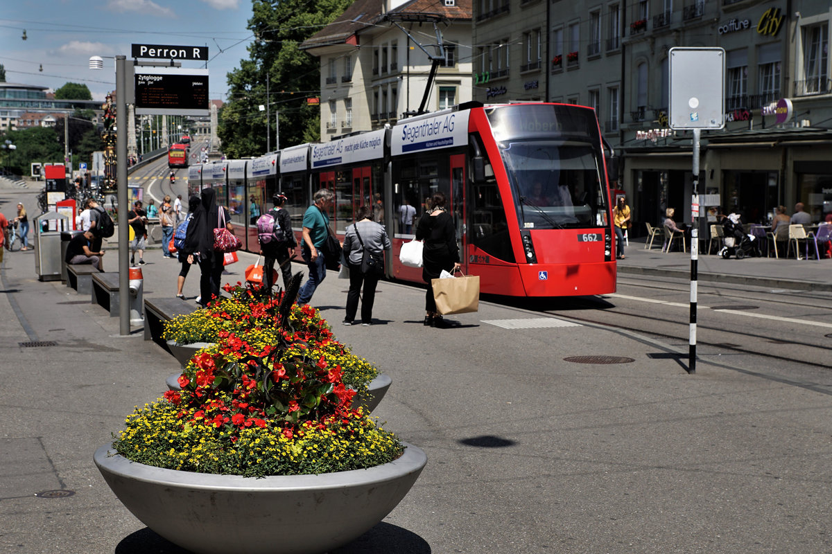 BERNMOBIL.
Die drei in der Stadt Bern verkehrenden Strassenbahntypen:
Der Stolz der Berner Strassen Flotte ist das Siemens Combino Tram XL aus dem Jahre 2009.
Fotografiert wurde es bei einem Zwischenhalt auf dem Kornhausplatz, wo immer viele Stadtbesucher ein- und aussteigen am 15. Juni 2018.
Foto: Walter Ruetsch
