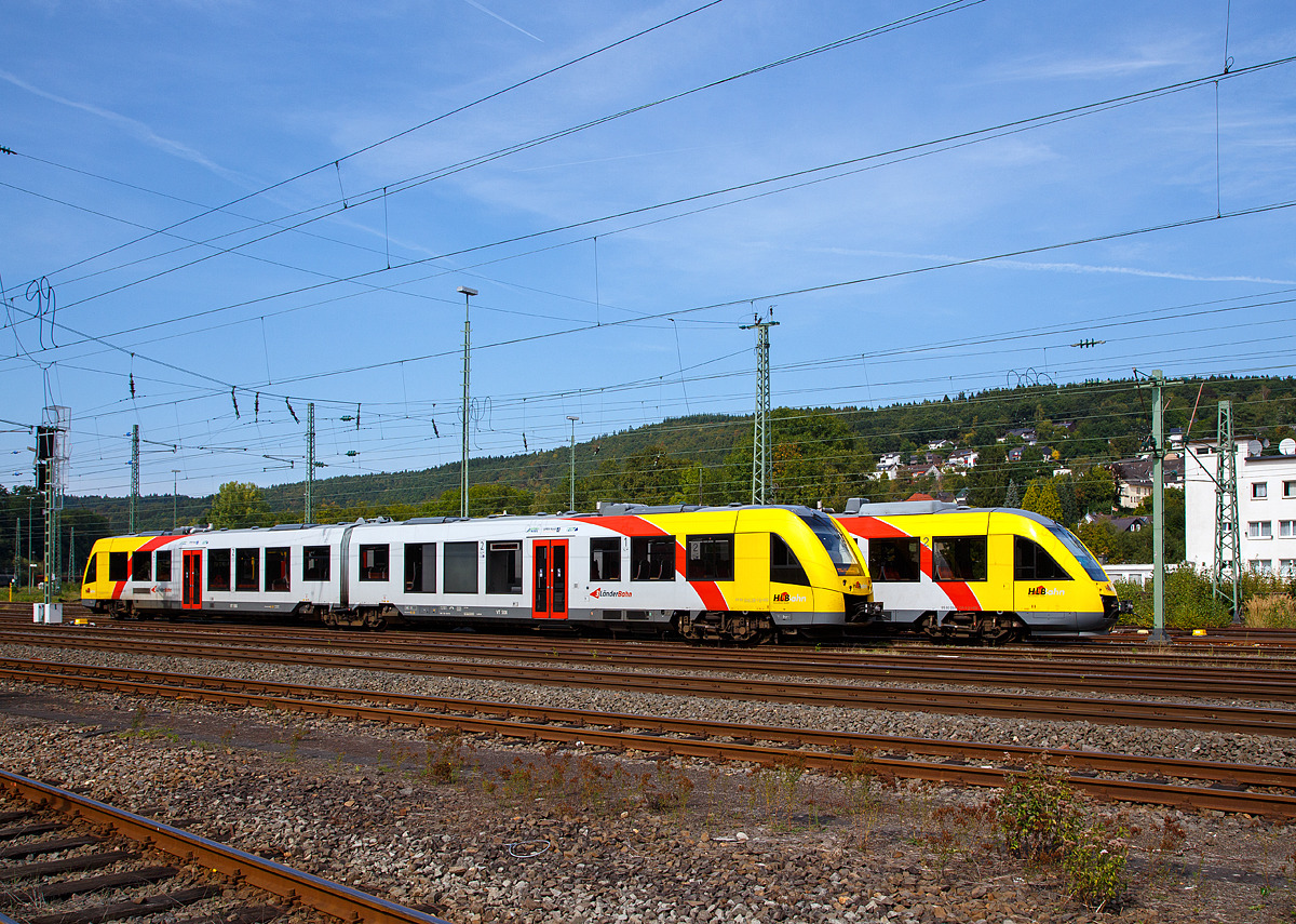 
Betzdorf/Sieg am 03.09.2015: Während hinten der HLB VT 255 (95 80 0648 155-9 D-HEB / 95 80 0648 655-8 D-HEB) ein Alstom Coradia LINT 41 geparkt ist, fährt vorne der HLB VT 506 (95 80 1648 106-0 D-HEB / 95 80 1648 606-9 D-HEB), ein neuer Alstom Coradia LINT 41, aus dem Abstellbereich zum Bahnhof und wird dann auf Gleis 106 als RB 93  Rothaarbahn  (Betzdorf - Siegen - Kreuztal - Bad Berleburg) bereit gestellt.