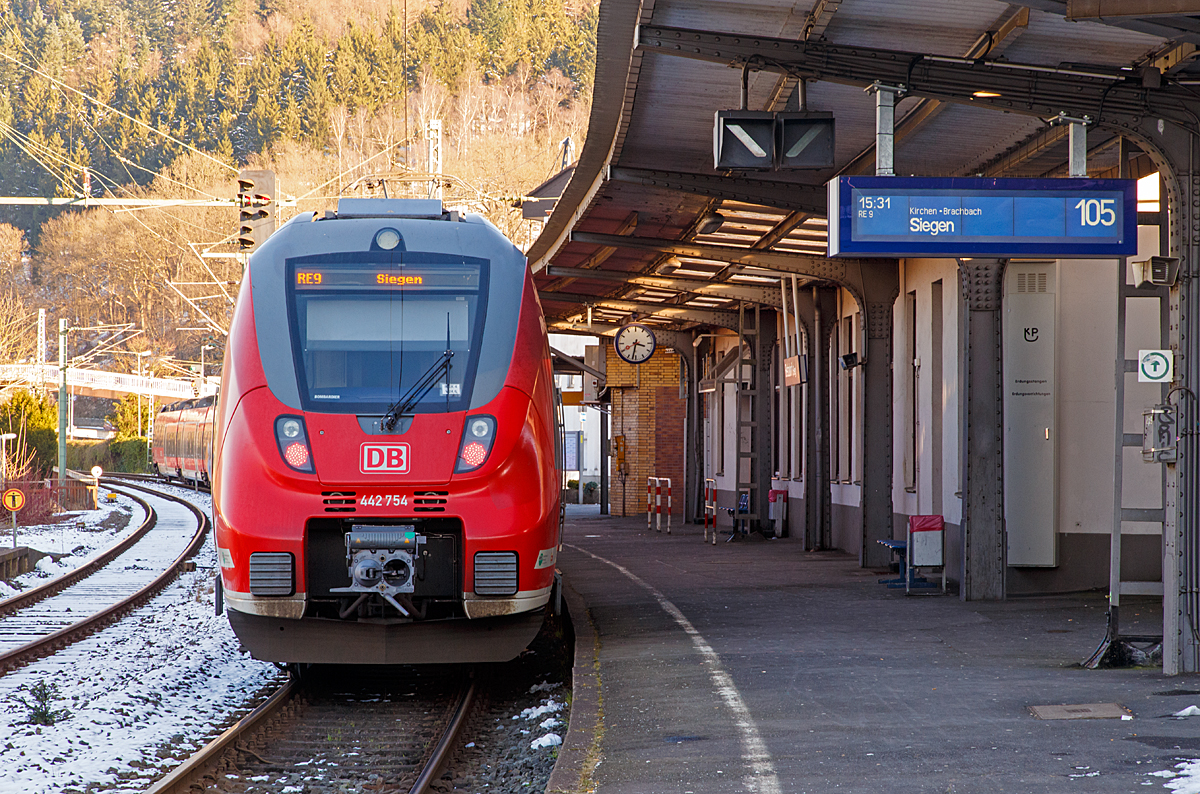 
Betzdorf/Sieg am 07.02.2015 
Eigentlich brauch das Bild nicht mehr Bildbeschreibung....;-) 
Zwei gekoppelte vierteilige Bombardier Talent 2 der DB Regio NRW, als RE 9  Rhein-Sieg-Express  (Aachen-Köln-Siegen), beim Halt im Bf Betzdorf/Sieg.