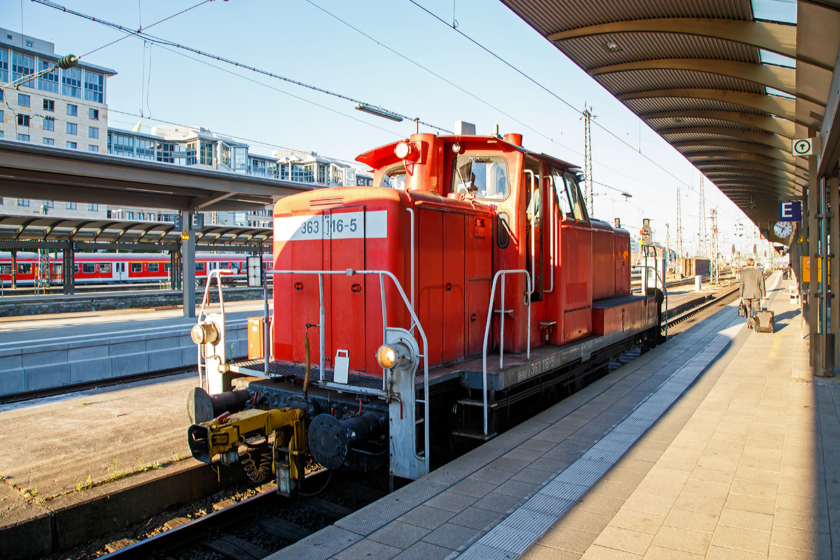 
Bevor ich in meinen Zug einsteige muss ich erst noch auf der anderen Bahnsteigseite ein Bild machen....

Die V60 - 363 116-5 (98 80 3363 116-5 D-DB) der DB Schenker Rail Deutschland fährt am 01.07.2015 in den Hbf Frankfurt am Main ein, um IC-Wagen zu rangieren. 


Die V 60 der schweren Bauart wurde 1963 bei MaK in Kiel unter der Fabriknummer 600431 gebaut und als DB V 60 1116 an die Deutsche Bundesbahn geliefert. In Jahr 1968 erfolgte die Umzeichnung in DB 261 116-8, eine weitere Umzeichnung in DB 361 116-7 erfolgte 1987. Nach dem Umbau mit dem Einbau einer Funkfernsteuerung erfolgte 1988 eine weitere Umzeichnung in DB 365 116-3. Im Jahr 2003 erfolgte eine Modernisierung durch die DB Fahrzeuginstandhaltung GmbH im Werk Chemnitz dabei bekam sie einen Caterpillar 12-Zylinder V-Motor CAT 3412E DI-TTA mit elektronischer Drehzahlregelung sowie u.a. eine neue Lichtmaschinen und Luftpresser, zudem erfolgte die Umzeichnung in die heutige 363 116-5. Ab 1999 gehörte sie zur DB Cargo AG, später Railion Deutschland AG bzw. der heutigen DB Schenker Rail Deutschland AG.


Technische Daten:
Spurweite: 1.435 mm (Normalspur)
Achsanordnung:  C
Höchstgeschwindigkeit im Streckengang: 60 km/h
Höchstgeschwindigkeit im Rangiergang: 30 km/h
Nennleistung: 465 kW (632 PS)
Drehzahl: 1.800 U/min
Anfahrzugkraft:   117,6 kN
Länge über Puffer: 10.450 mm
Höhe: 4.540 mm
Breite: 3.100 mm
Gesamtradstand: 4.400 mm
Kleinster bef. Halbmesser: R 100 m
Gewicht:   53,0 t
Radsatzlast max:   16,7 t
Kraftübertragung:  hydraulisch
Antriebsart:  Blindwelle-Stangen
