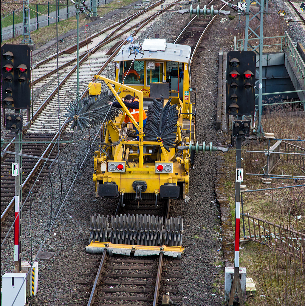 
Bild 1 - Die Kehrwalze/Kehrbürste muss gewechselt werden...
Hier an der Plasser & Theurer Schotterverteil- und Planiermaschine SSP 110 SW (Schweres Nebenfahrzeug Nr. 97 16 40 575 18-1)der DGU (Deutsche Gleisbau Union) am 05.04.2015 in Siegen beim Hauptbahnhof.  

Die Schotterverteil- und Planiermaschine wurde 2002 von Plasser & Theurer unter der Fabriknummer 717 gebaut und an  Reisse Bau GmbH  geliefert, zwischenzeitlich war sie Struton Rail GmbH, nun ist sie bei der DGU angelangt.